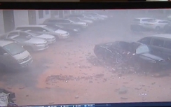 Trần nhà đổ sập xuống bãi đỗ xe, ô tô nát vụn