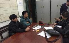 Đi xe gian không đội mũ bảo hiểm, bị 141 "sờ gáy"