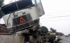 Container nát vụn phần đầu vì bất ngờ "hỏi thăm" dải phân cách