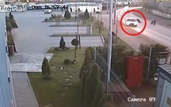 Khiếp chó dữ, bé trai bị xe húc tung người