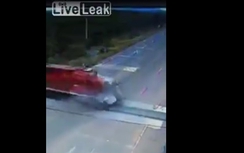 Xe buýt bị tàu hỏa đâm khiến 27 người thương vong