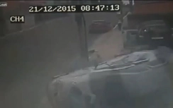 Suýt "về với tổ tiên" sau khi xe tải đâm văng ô tô con