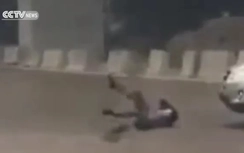 Suýt bị xe tải cán chết vì nằm ăn vạ để kiếm chác