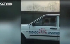 Bố mải điện thoại, con 10 tuổi lái ô tô vi vu