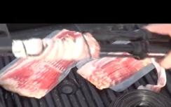 Sốc cảnh nam thanh niên dùng súng để... nướng thịt