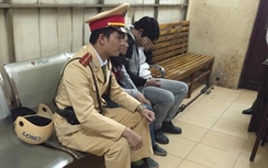 Đôi "uyên ương" rủ nhau cướp xe, bị CSGT tóm gọn