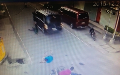 Hai thanh niên gục giữa đường sau cú "hôn" ô tô