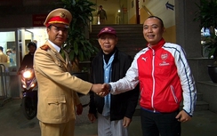 CSGT đưa cụ ông 90 tuổi "bị... ma dắt" về nhà