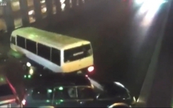 Xe khách bất ngờ "ăn vạ" giữa đường gây tai nạn liên hoàn