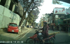 Suýt "về với tổ tiên" sau cú vượt đèn đỏ, cắt mặt ô tô