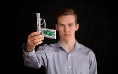 Kỳ lạ loại súng nhận diện đúng vân tay mới bắn được