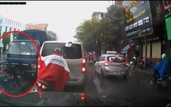 Xe tải húc đổ biển báo, đâm xuyên dải phân cách