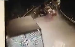 Phóng như "điên" trong hầm, xe tải đâm loạn xạ