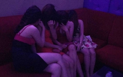 Các tiếp viên nữ đang kích dục cho khách "phê" thì bị bắt