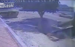 Đang di chuyển, xe cẩu bất ngờ bị "hố tử thần" nuốt chửng