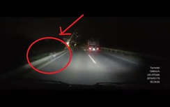 "Hoảng hồn" người đi xe đạp ngược chiều trên cao tốc