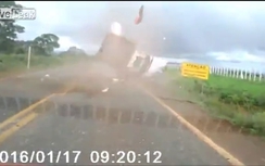 Xe mất lái lộn vài chục vòng, tài xế bắn lên trời