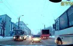 Lạ lùng người đàn ông đâm đầu vào xe buýt rồi bỏ đi