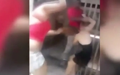 Đánh ghen, vợ "ném" nhân tình của chồng xuống sông