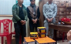 Mang xe biển Lào đi bán pháo bị công an bắt tại trận