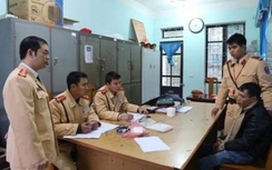 Đi ô tô không bật đèn mang 1,5kg ma túy bị CSGT tóm gọn