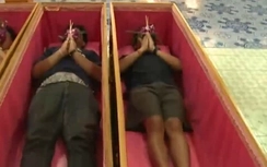 Chui vào quan tài giả chết để... giải xui