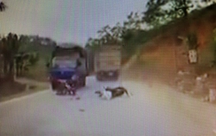 Khiếp cảnh đôi nam nữ bị hai xe tải ép suýt chết trên QL