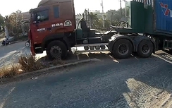 Xe container lao qua dải phân cách để ...qua đường ở Bình Dương