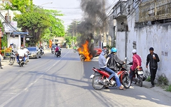 Đang đi chơi Tết, xe máy bất ngờ bốc cháy ở Bình Dương