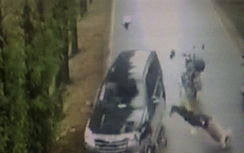 Xe máy mất lái đâm thẳng vào đầu ô tô nát vụn