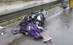 Mazda 2 phóng điên cuồng gây tai nạn liên hoàn, chủ xe bỏ chạy