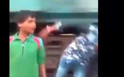 "Trẻ trâu" trêu ngươi trước mũi tàu hỏa và cái kết đau đớn