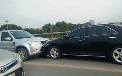 Vượt sai, xe biển xanh đâm bẹp đầu Camry