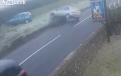 Phóng như "ăn cướp", ô tô lật nhào xuống đường