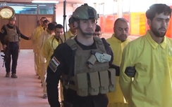 9 kẻ tình nghi IS run rẩy khi bị quân Iraq dẫn đi