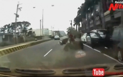 Mở cửa xe ô tô gây tai nạn kinh hoàng