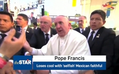 Clip Giáo hoàng Francis nổi giận vì bị đám đông kéo ngã