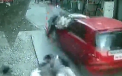 Xe con "điên cuồng" đâm hàng loạt người đi bộ