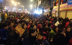 Hàng ngàn người Hà Nội đội mưa giải hạn ở chùa Phúc Khánh