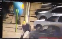 Ném đá ô tô, thanh niên bị tài xế húc văng lên vỉa hè