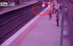Liều mạng phi qua đường ray suýt bị tàu điện ngầm cán chết