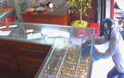 Bắt kẻ táo tợn đập tủ kính cướp vàng trong 5 giây