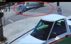 Kinh hoàng máy bay "hạ cánh" giữa ngã tư húc văng ô tô