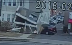 Mất lái, ô tô đâm sập nhà 3 tầng