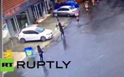 Video: Đồn cảnh sát Thổ Nhĩ Kỳ bị hai "nữ tặc" xả súng