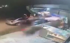 Video: Ô tô lao như tên bắn "san phẳng" tiệm tạp hóa