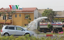 Mazda đang chạy bất ngờ bốc khói khiến chủ xe tháo chạy