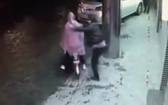 Video: Dửng dưng nhìn cô gái bị sàm sỡ