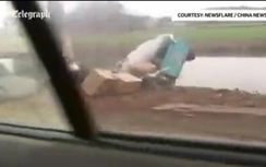 Xe tải "huých" xe ba bánh bay xuống mương nước