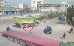 Video: Kinh hoàng xe tải cán liên tục lên người đi xe đạp